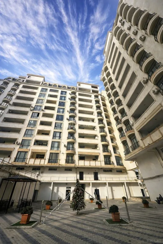 Satılır 5 otaqlı mənzil 281 m²