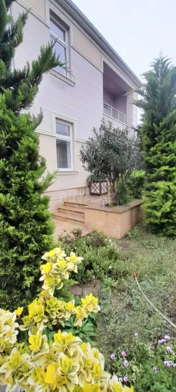 Satılır 6 otaqlı həyət evi 300 m²