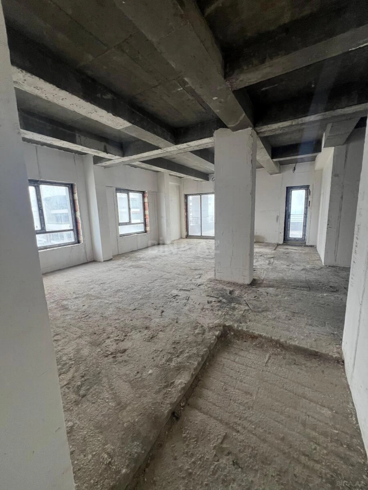 Satılır 5 otaqlı mənzil 450 m²