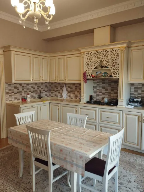 Kirayə verilir 5 otaqlı mənzil 220 m²