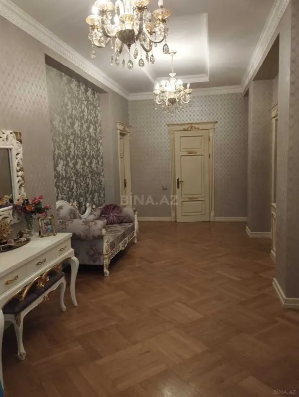 Kirayə verilir 5 otaqlı mənzil 220 m²
