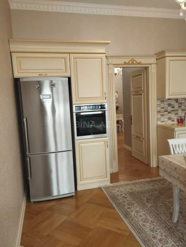 Kirayə verilir 5 otaqlı mənzil 220 m²