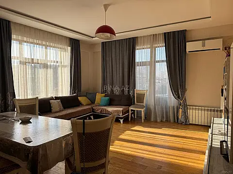 Satılır 4 otaqlı mənzil 147 m²