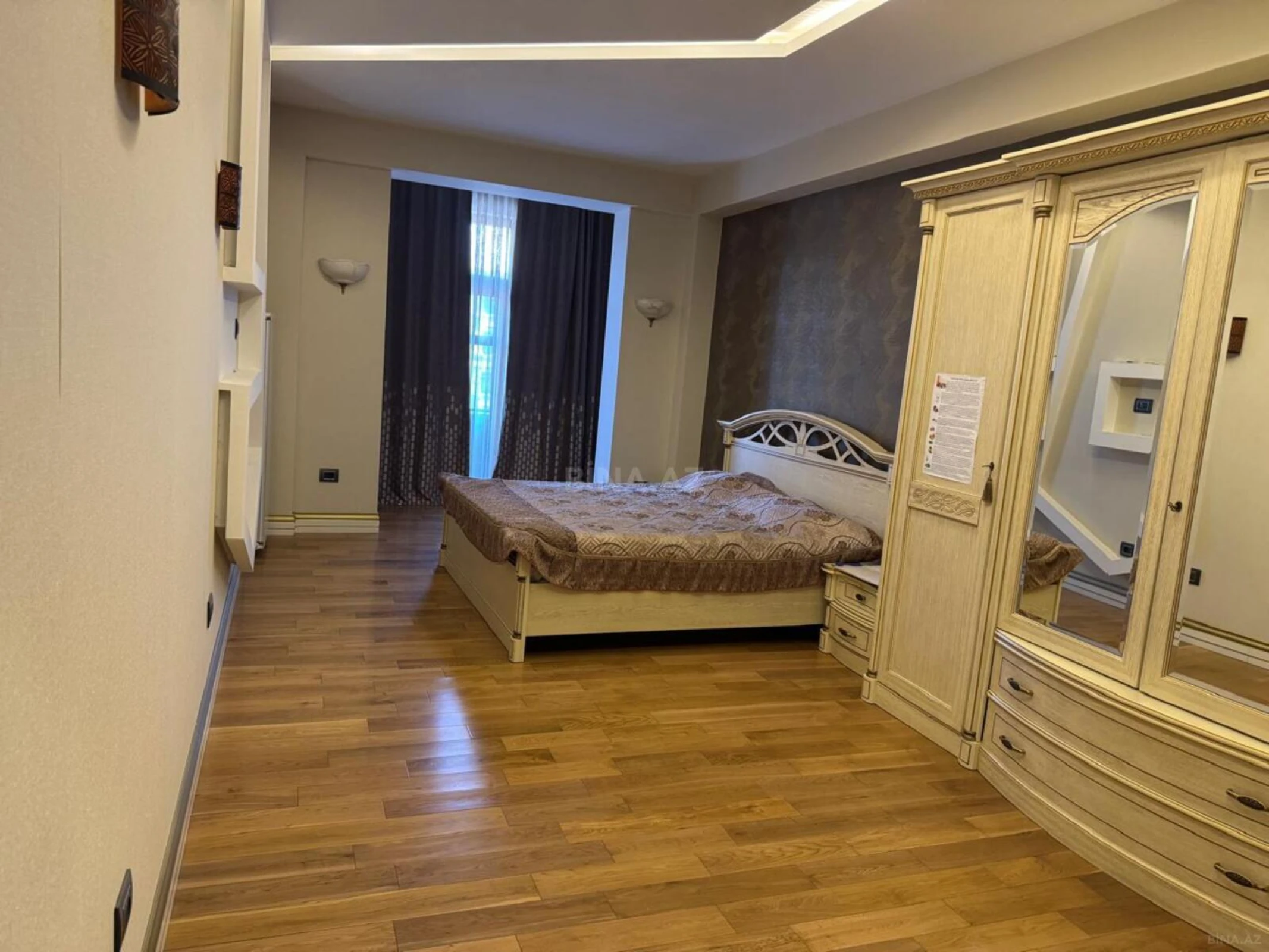 Satılır 4 otaqlı mənzil 147 m²