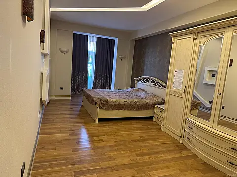 Satılır 4 otaqlı mənzil 147 m²
