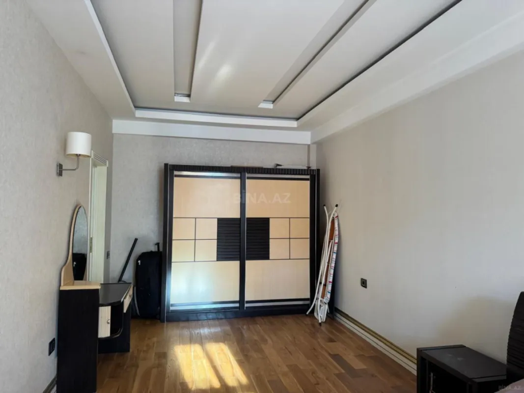 Satılır 4 otaqlı mənzil 147 m²