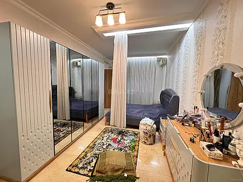Satılır 4 otaqlı mənzil 200 m²