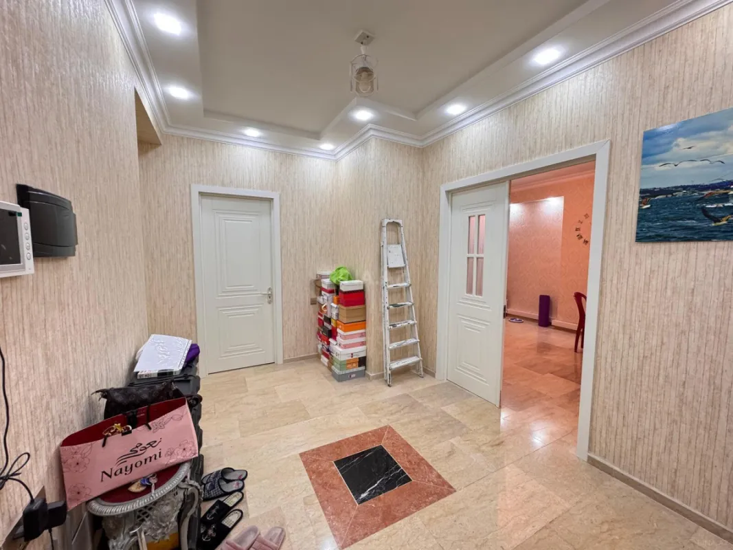 Satılır 4 otaqlı mənzil 200 m²