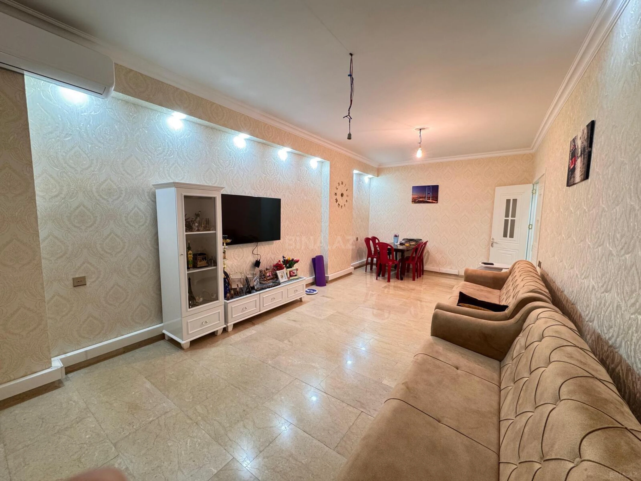 Satılır 4 otaqlı mənzil 200 m²