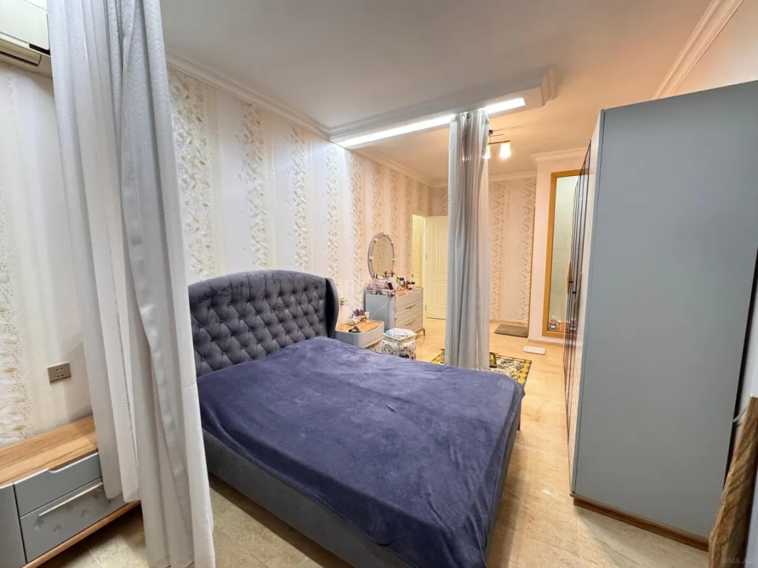 Satılır 4 otaqlı mənzil 200 m²