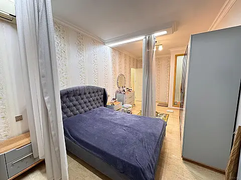 Satılır 4 otaqlı mənzil 200 m²