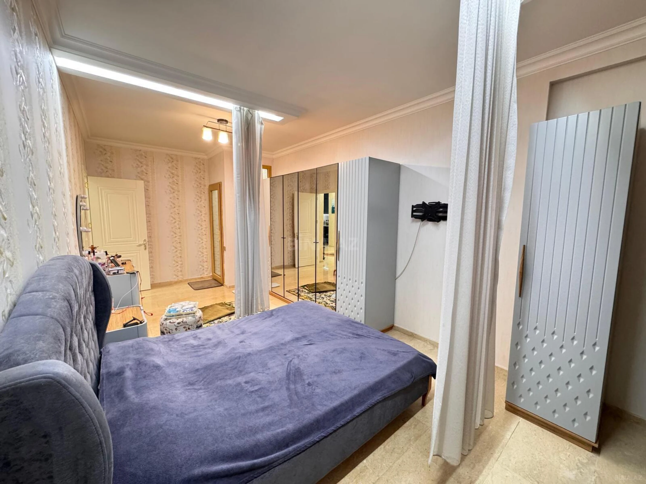 Satılır 4 otaqlı mənzil 200 m²