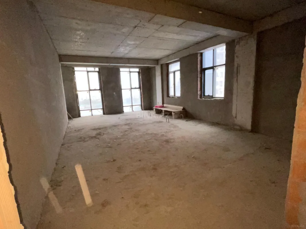 Satılır 4 otaqlı mənzil 209 m²