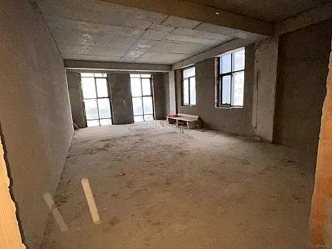 Satılır 4 otaqlı mənzil 209 m²