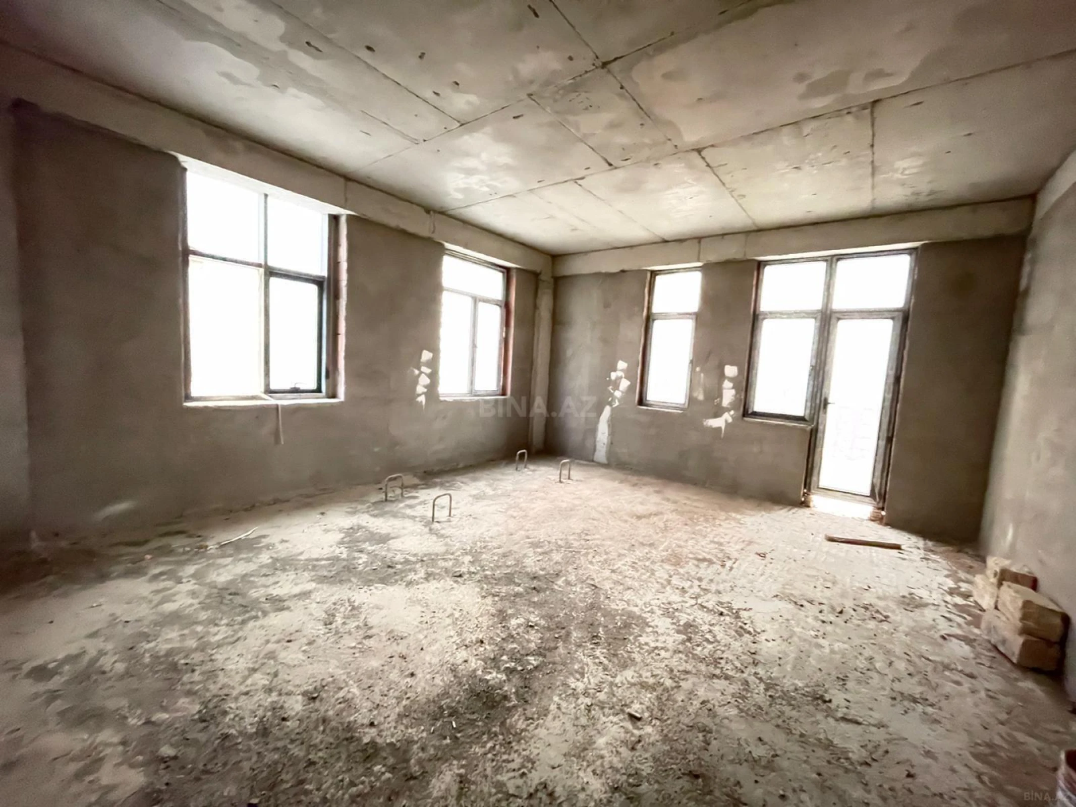 Satılır 4 otaqlı mənzil 209 m²