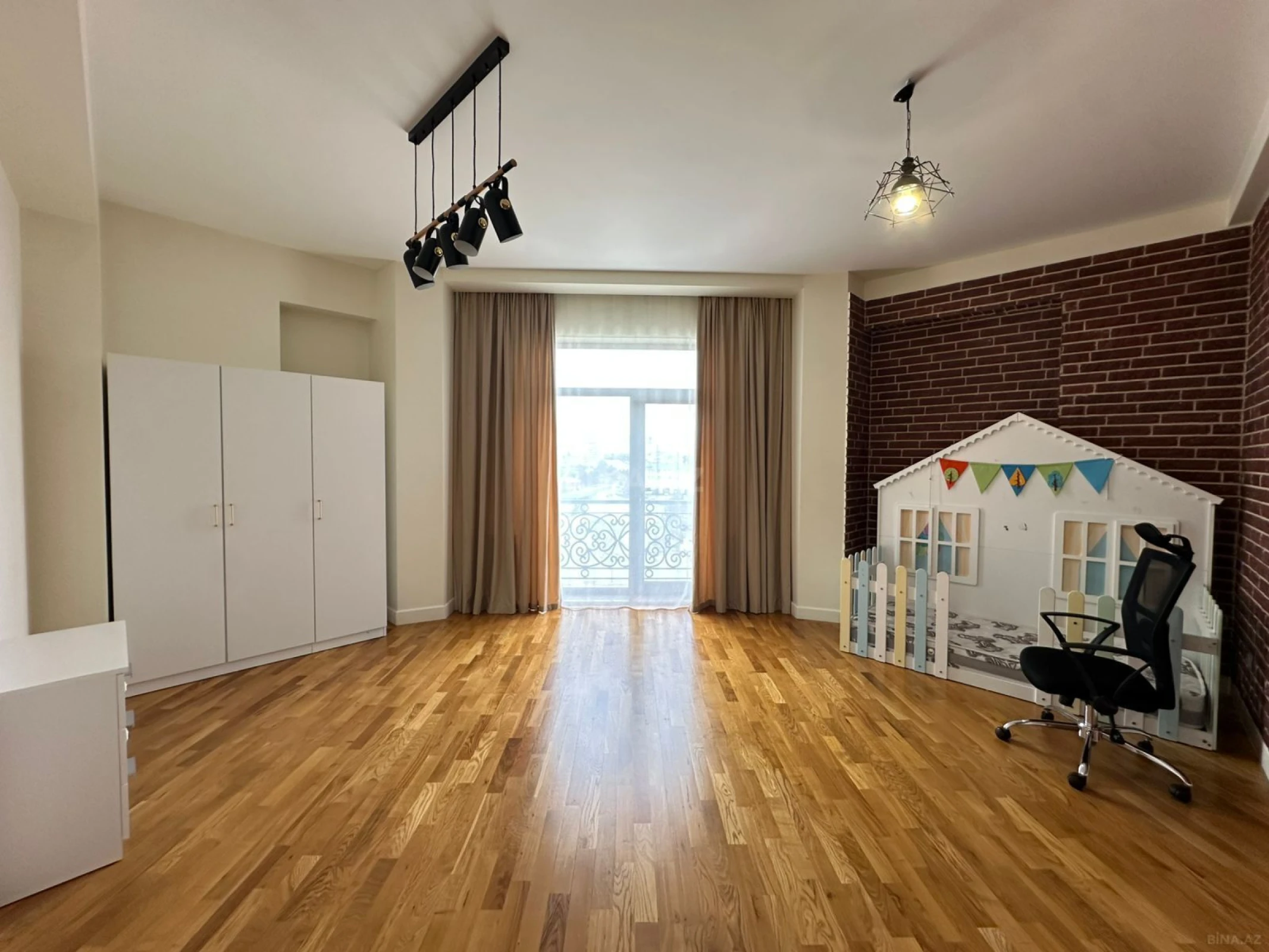 Kirayə verilir 4 otaqlı mənzil 160 m²