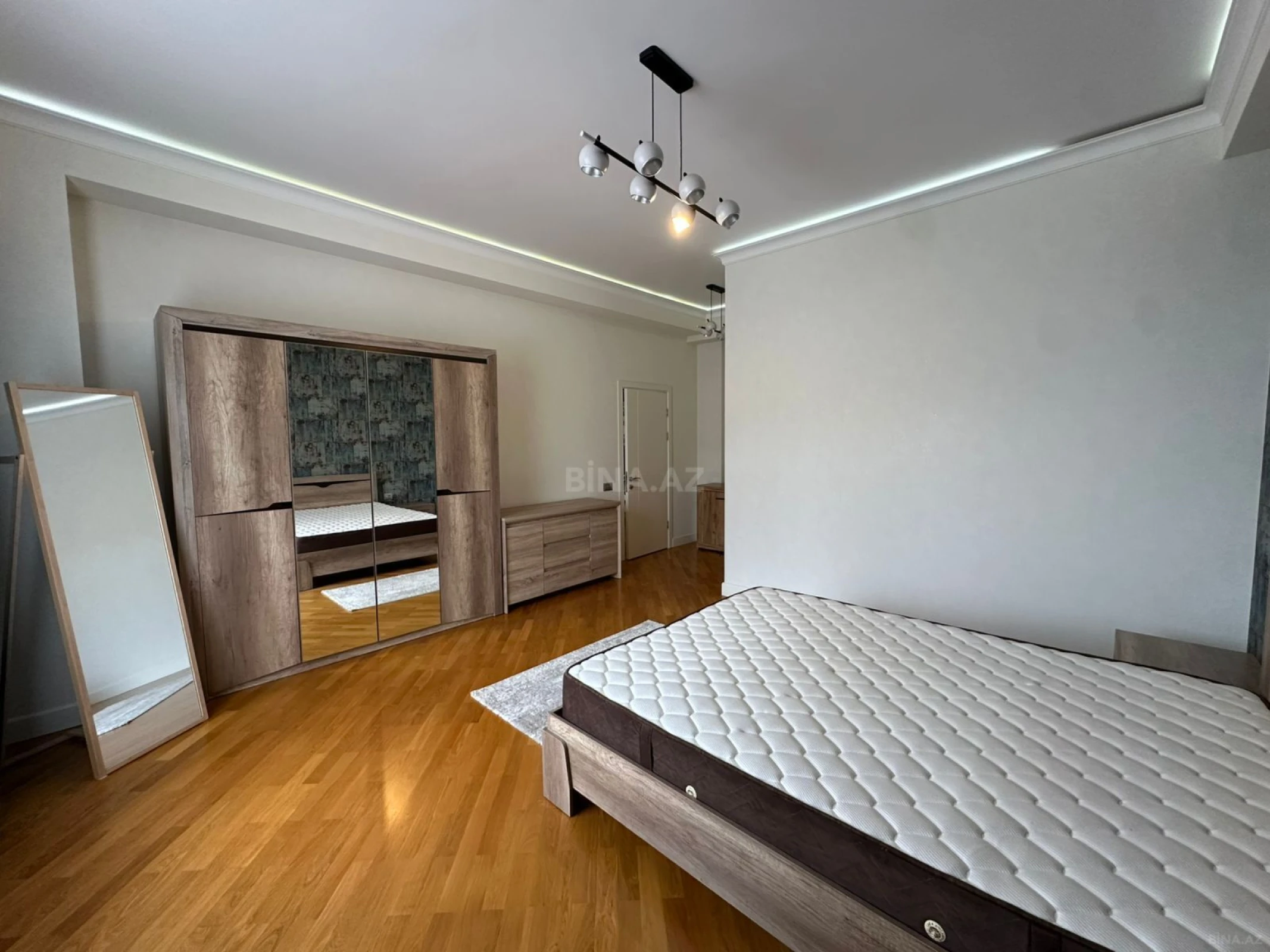 Kirayə verilir 4 otaqlı mənzil 160 m²