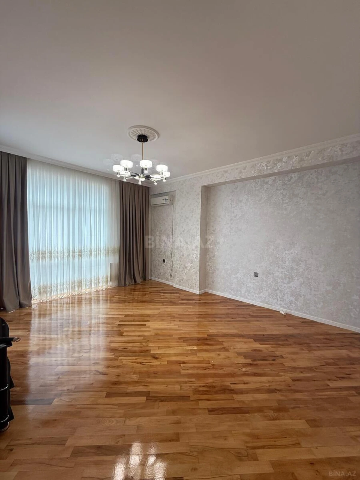 Satılır 2 otaqlı mənzil 82 m²