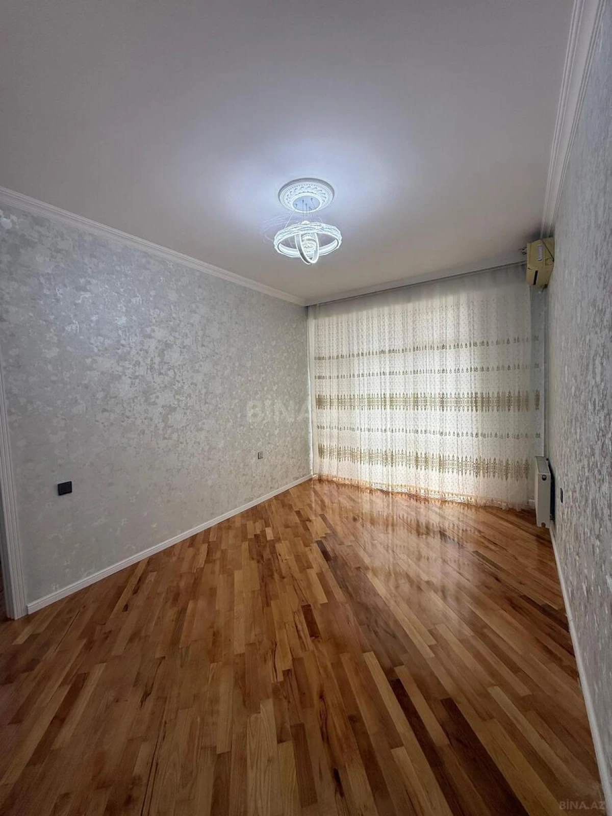 Satılır 2 otaqlı mənzil 82 m²