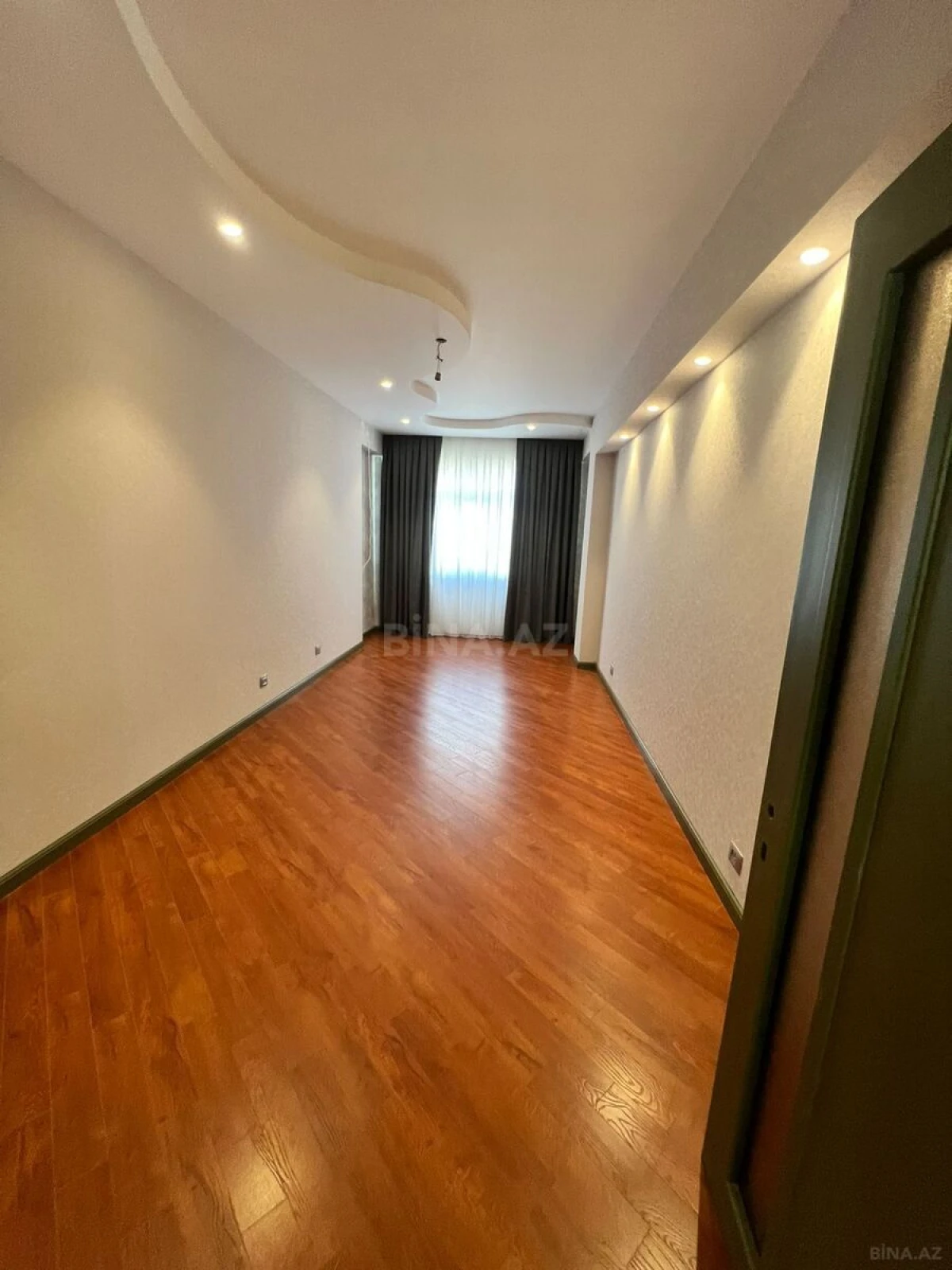 Satılır 3 otaqlı mənzil 130 m²