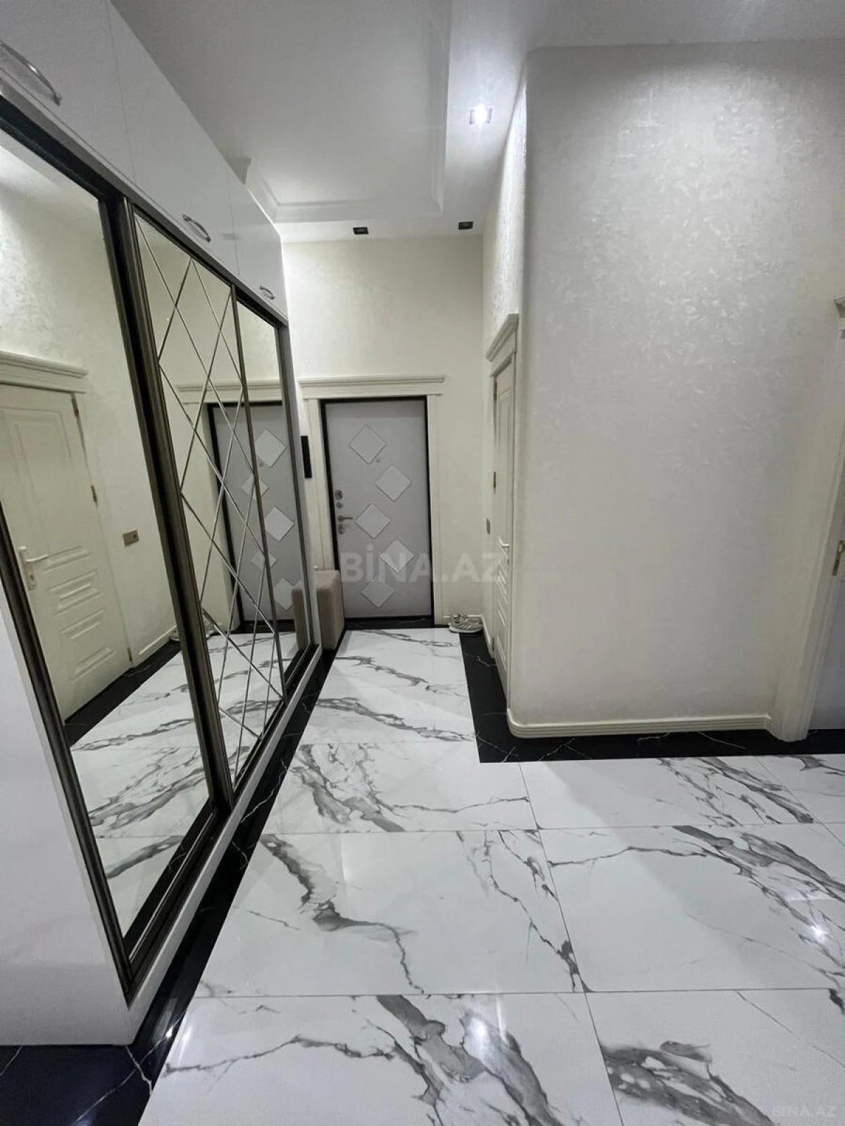 Satılır 4 otaqlı mənzil 150 m²