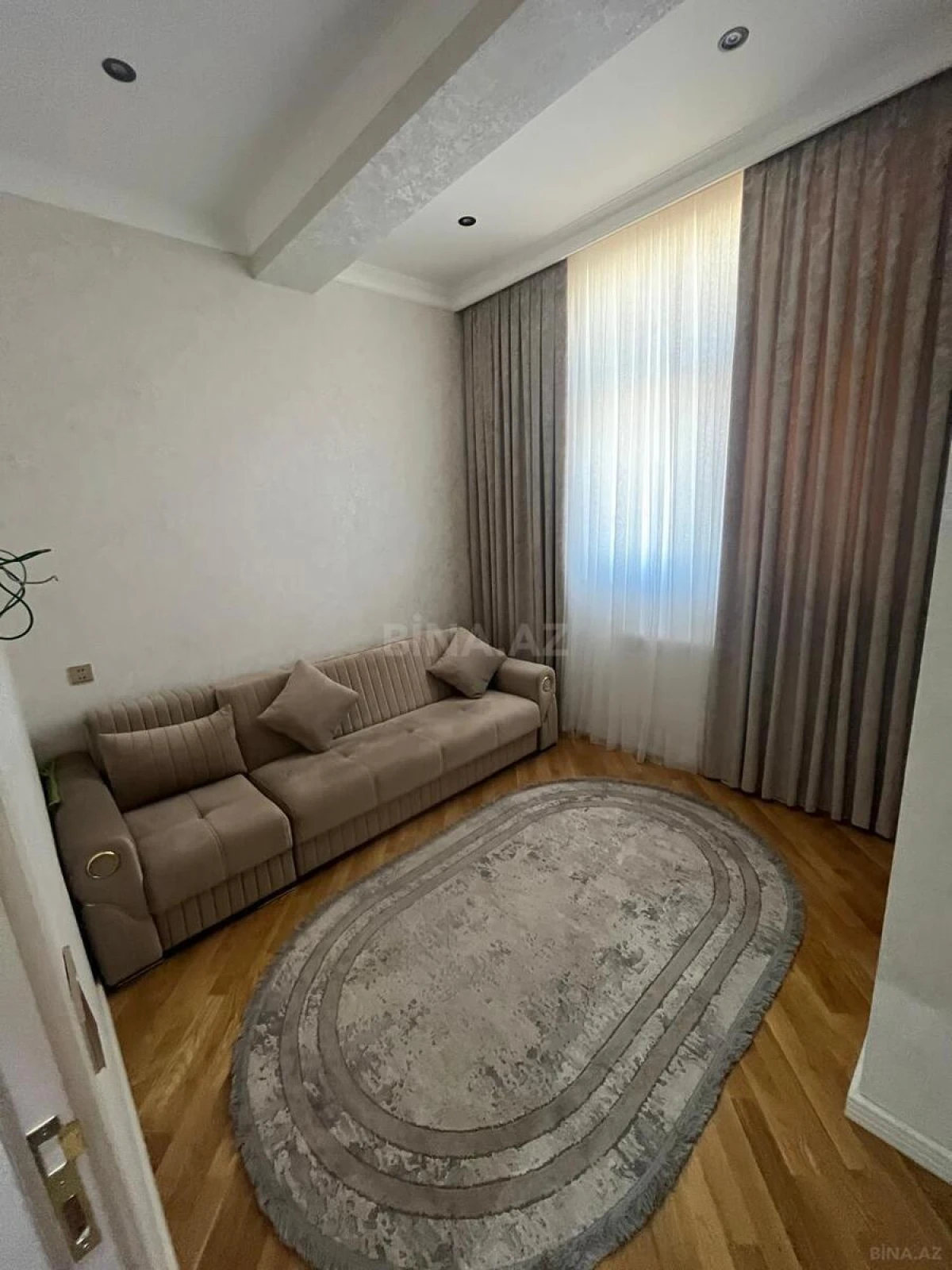 Satılır 4 otaqlı mənzil 150 m²