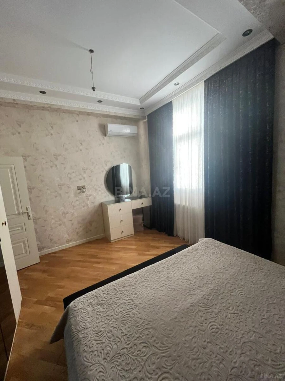 Satılır 4 otaqlı mənzil 150 m²