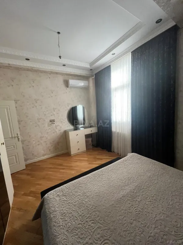 Satılır 4 otaqlı mənzil 150 m²