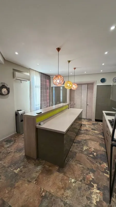 Satılır 3 otaqlı mənzil 140 m²