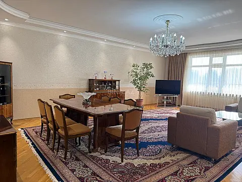 Kirayə verilir 4 otaqlı mənzil 200 m²