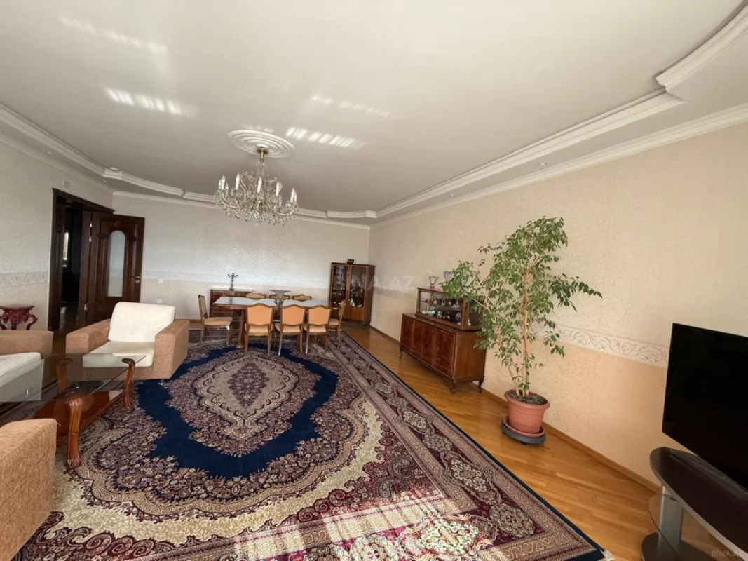 Kirayə verilir 4 otaqlı mənzil 200 m²