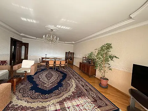 Kirayə verilir 4 otaqlı mənzil 200 m² — Bakı, Nizami 4 otaq 200.00 m²