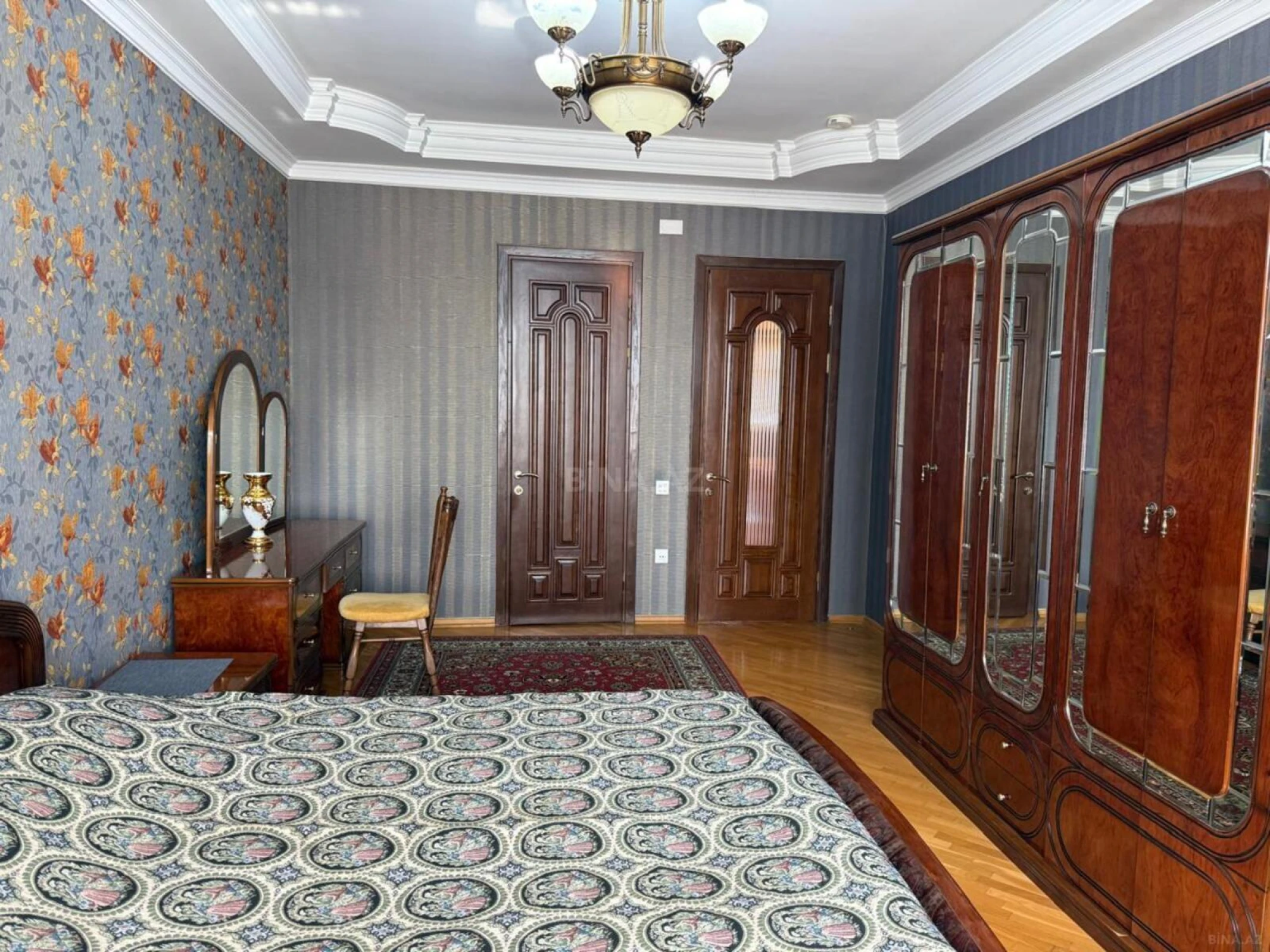 Kirayə verilir 4 otaqlı mənzil 200 m²