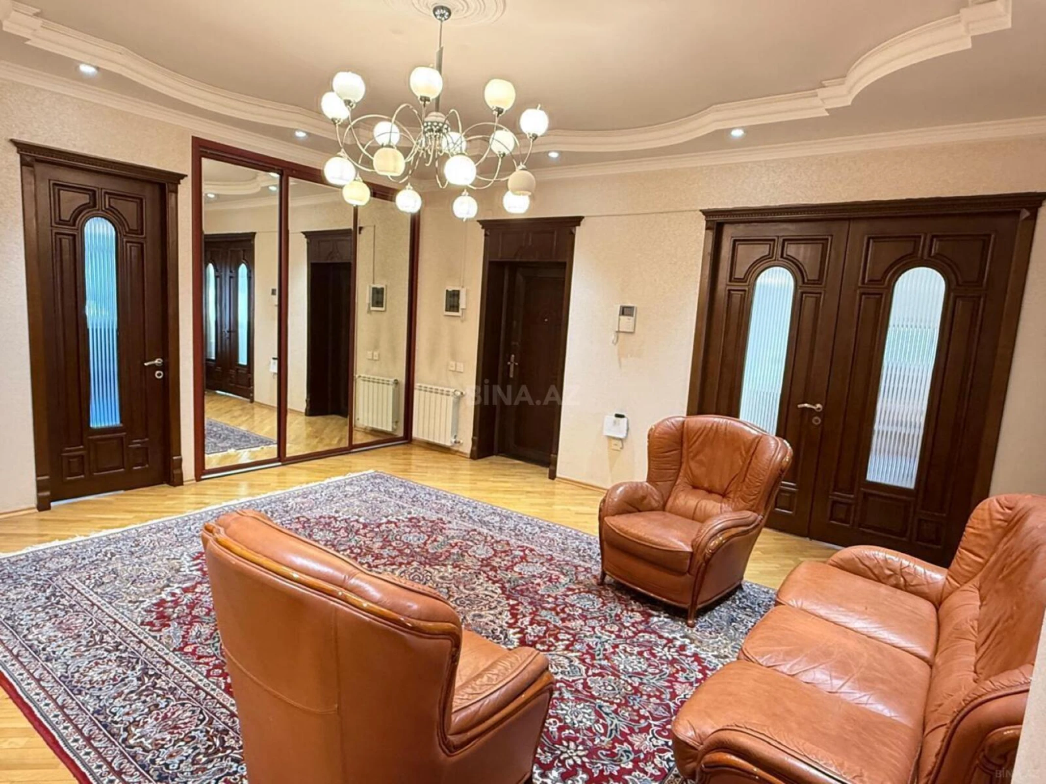 Kirayə verilir 4 otaqlı mənzil 200 m²