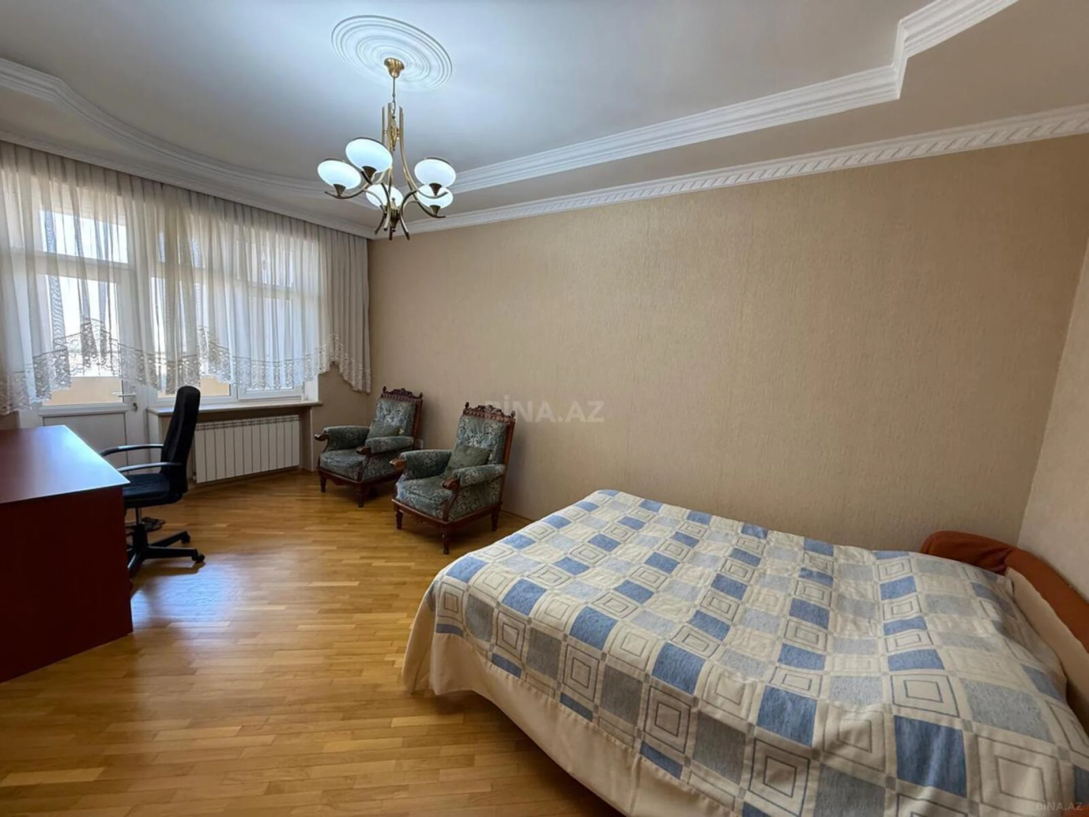 Kirayə verilir 4 otaqlı mənzil 200 m²