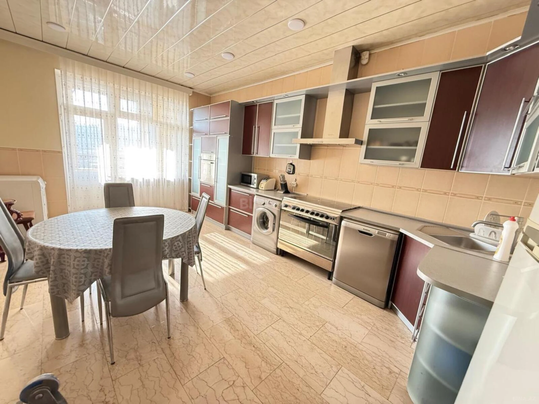 Kirayə verilir 4 otaqlı mənzil 200 m²