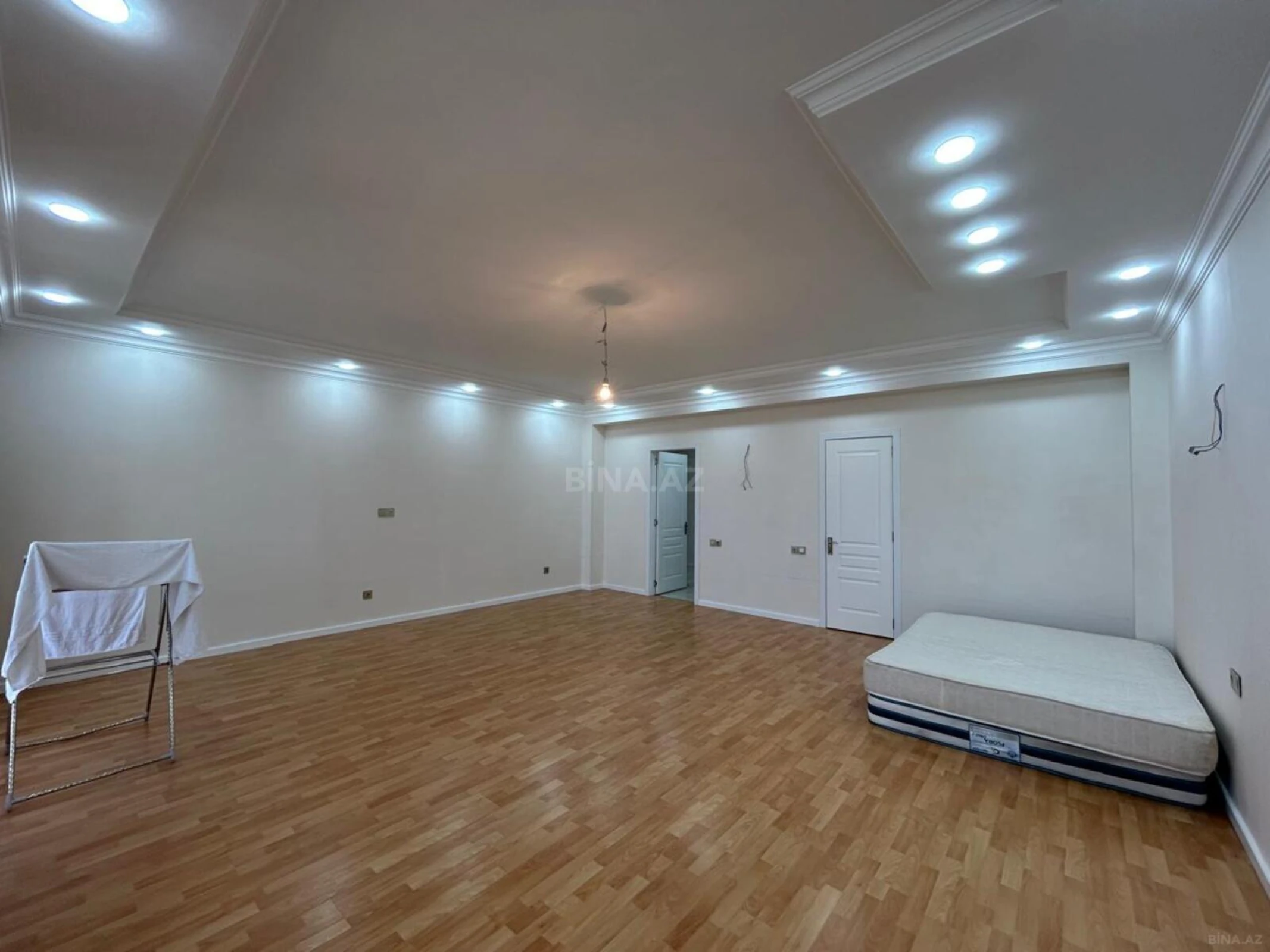 Satılır 5 otaqlı mənzil 226 m²