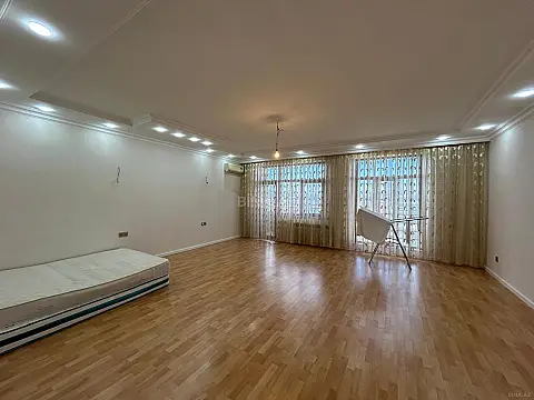 Satılır 5 otaqlı mənzil 226 m²