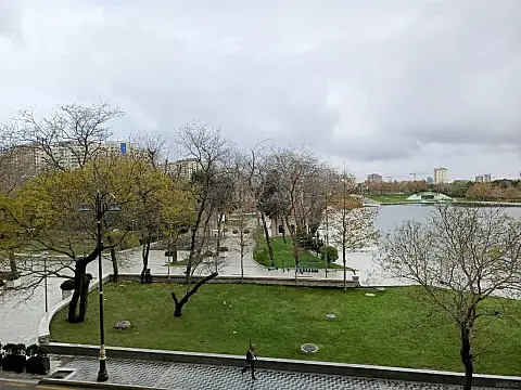 Kirayə verilir 3 otaqlı mənzil 170 m²