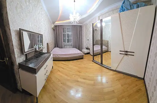Satılır 4 otaqlı mənzil 152 m²