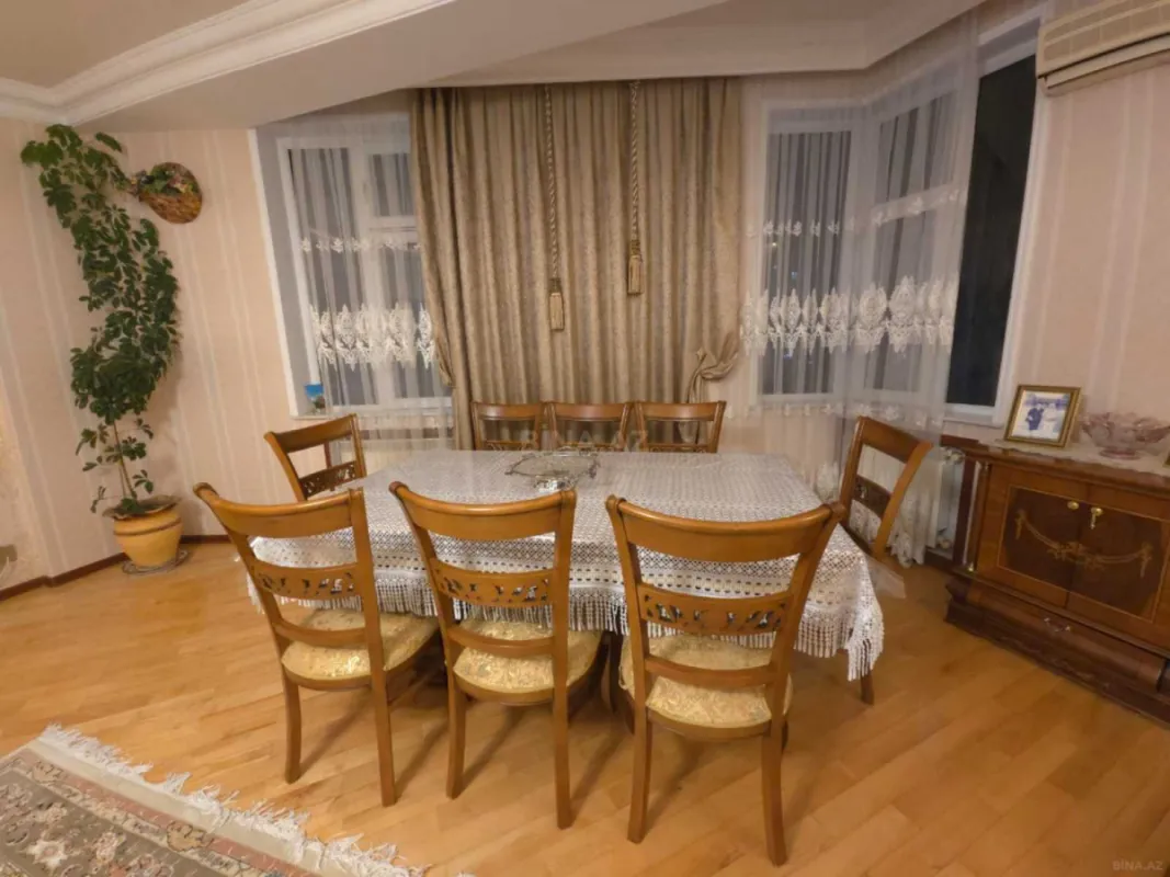 Satılır 4 otaqlı mənzil 152 m²