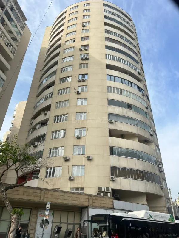 Satılır 4 otaqlı mənzil 185 m²