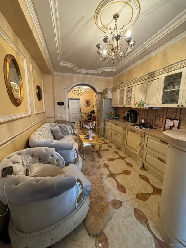 Satılır 4 otaqlı mənzil 185 m²