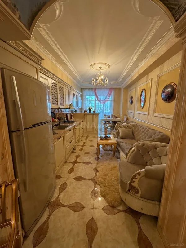 Satılır 4 otaqlı mənzil 185 m²