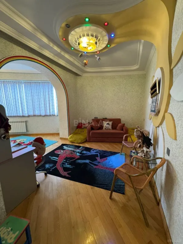 Satılır 4 otaqlı mənzil 185 m²