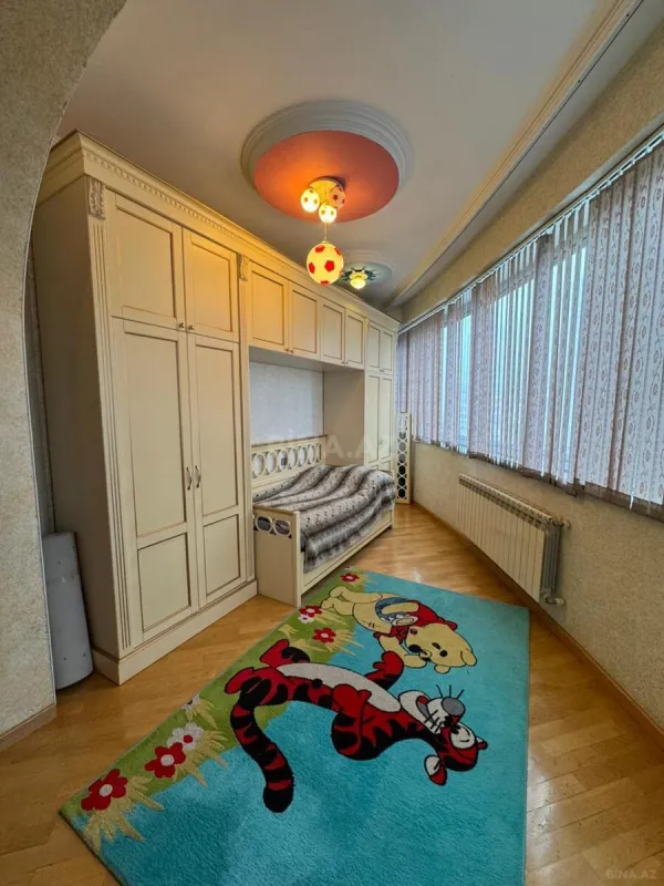 Satılır 4 otaqlı mənzil 185 m²
