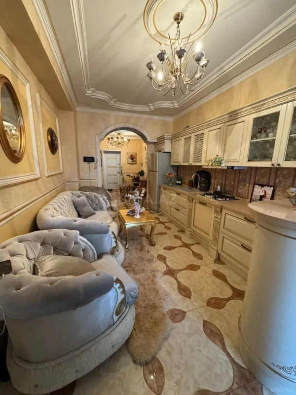 Satılır 4 otaqlı mənzil 185 m²