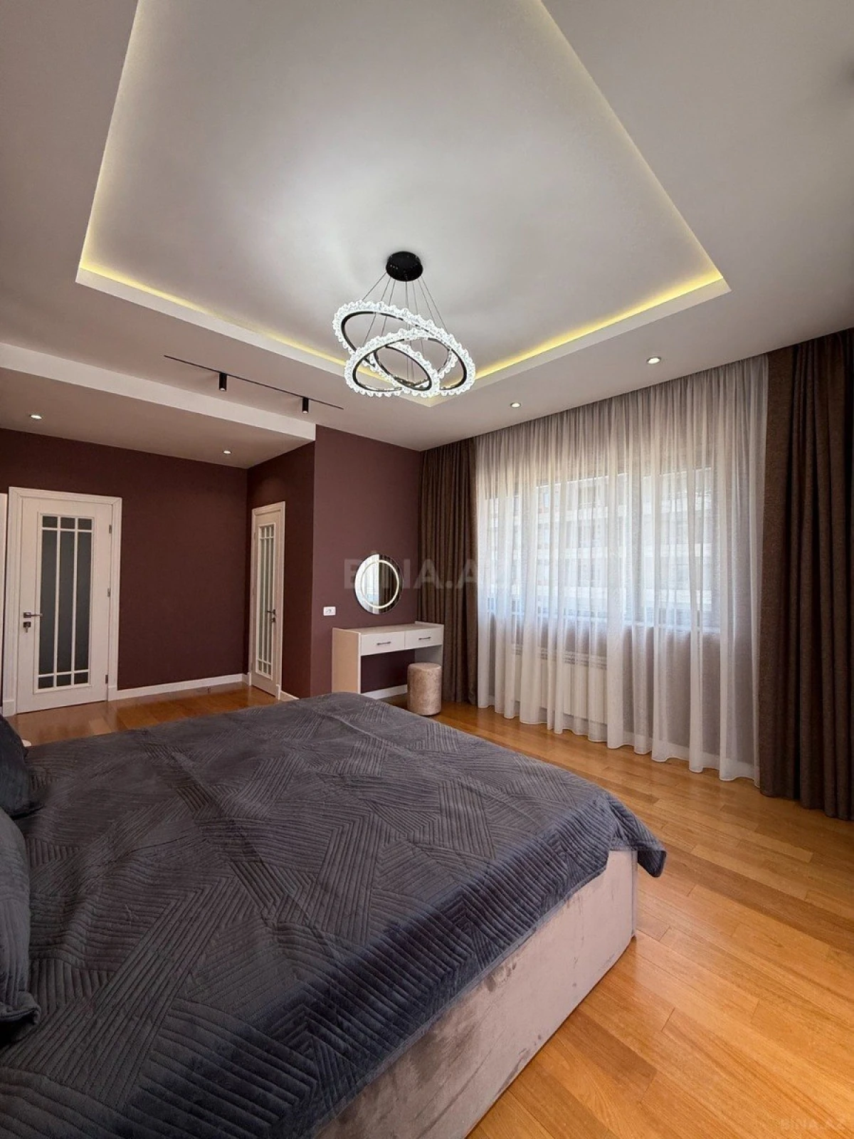 Kirayə verilir 4 otaqlı mənzil 250 m²
