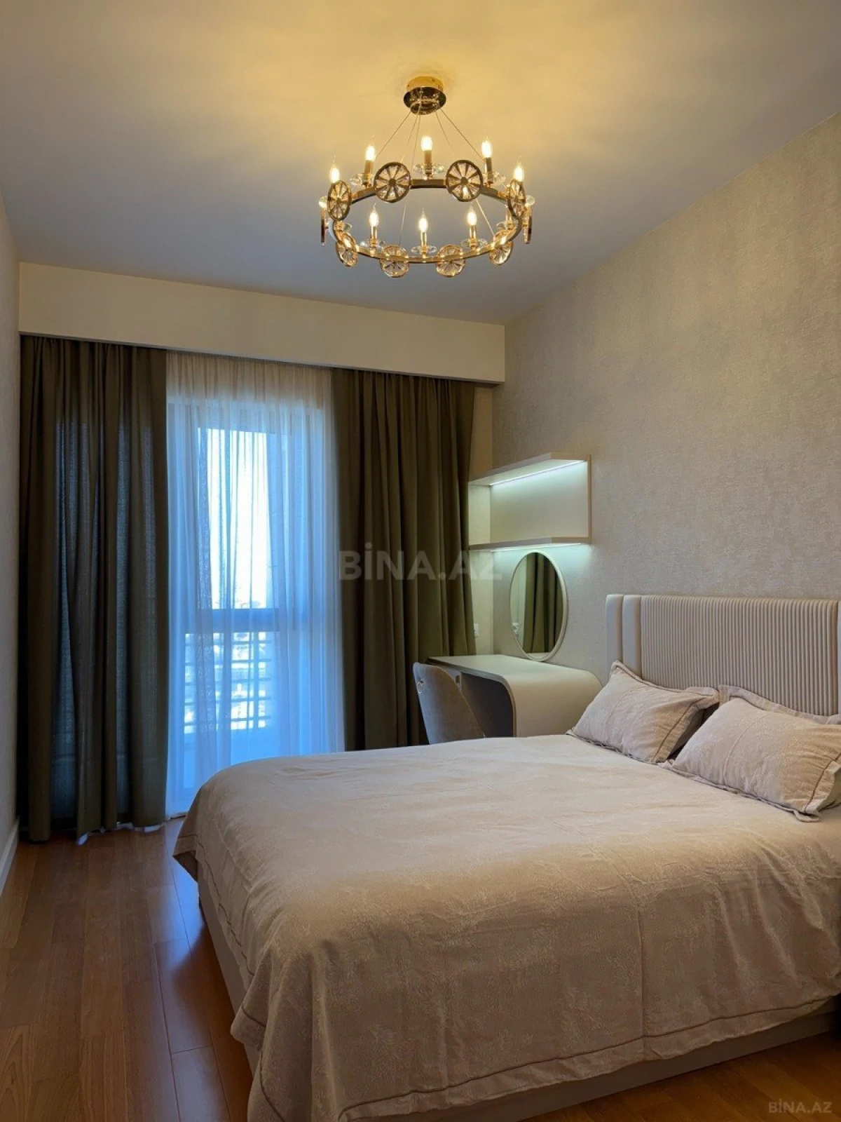 Kirayə verilir 4 otaqlı mənzil 250 m²