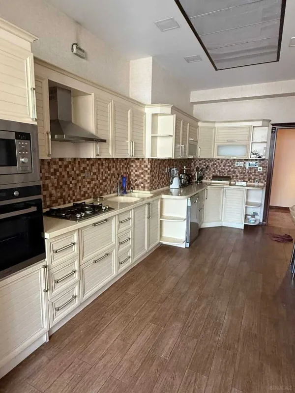 Kirayə verilir 4 otaqlı mənzil 210 m²